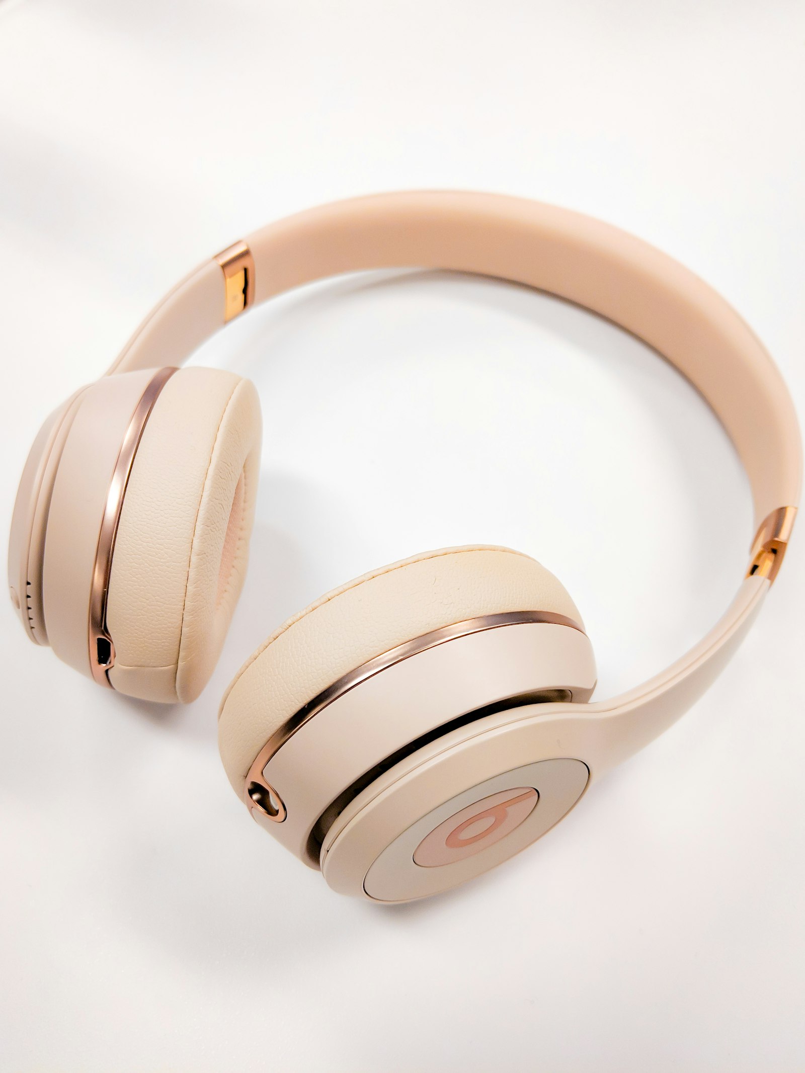 Slim headband and cream ear pads in close-up
